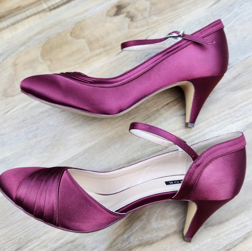 ☔️🩵NWOB Burgundy Satin Ankle Strap Kitten Heel Shoes Size 8 - Picture 8 of 14